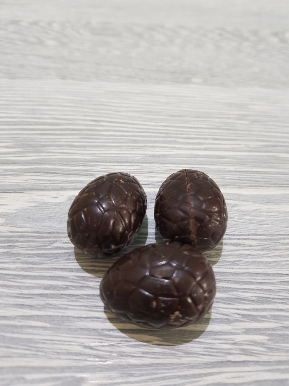 Oeufs: chocolat noir praliné croquant